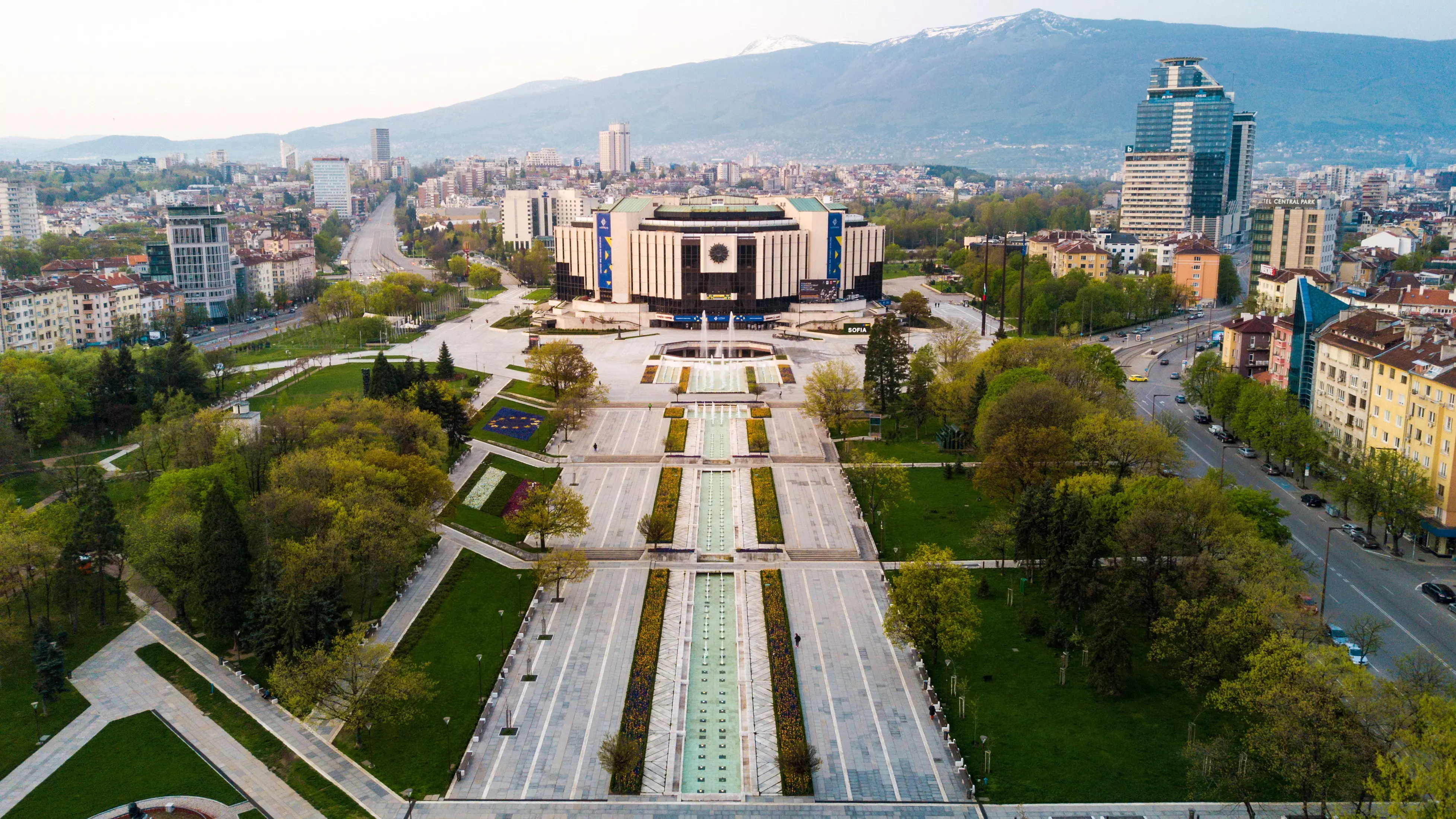 Straßenbahn mit Pension Plus Branding